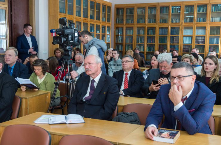 В залі засідань Вченої ради столичного Інституту держави і права імені В.М. Корецького НАН України відбулась презентація заключного третього тома видання «Енциклопедія міжнародного права», за участі Першого заступника Голови Верховної Ради України Руслана Стефанчука