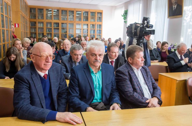 В залі засідань Вченої ради столичного Інституту держави і права імені В.М. Корецького НАН України відбулась презентація заключного третього тома видання «Енциклопедія міжнародного права», за участі Першого заступника Голови Верховної Ради України Руслана Стефанчука. Теплюк Михайло 
- Заступник Керівника Апарату - керівник Головного юридичного управління