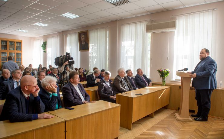 В залі засідань Вченої ради столичного Інституту держави і права імені В.М. Корецького НАН України відбулась презентація заключного третього тома видання «Енциклопедія міжнародного права», за участі Першого заступника Голови Верховної Ради України Руслана Стефанчука