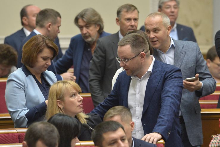 Пленарне засідання Верховної Ради України. 
Народні депутати продовжують розгляд правок до законопроекту про внесення змін до деяких законів України щодо діяльності органів суддівського врядування №1008. Оксана Савчук ЗА Олена Шуляк СН Олег Дунда СН Нестор Шуфрич ОП
