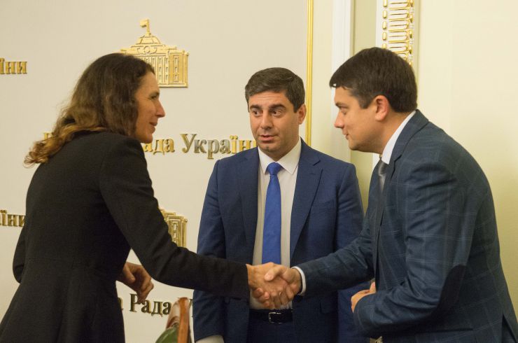 У ВР України за участі Голови ВР України Дмитра Разумкова відбувся Правозахисний форум на тему: «Подолання наслідків конфлікту: порядок денний нового парламенту»
Комітет Верховної Ради України з прав людини, деокупації та реінтеграції тимчасово окупованих територій у Донецькій, Луганській областях та Автономної Республіки Крим, міста Севастополя, національних меншин і міжнаціональних відносин спільно з правозахисними організаціями проводить правозахисний форум на тему: «Подолання наслідків конфлікту: порядок денний нового парламенту». Голова Комітету Верховної Ради України з питань прав людини, деокупації та реінтеграції тимчасово окупованих територій у Донецькій, Луганській областях та Автономної Республіки Крим, міста Севастополя, національних меншин і міжнаціональних відносин Дмитро Лубінець, Голова ВР України Дмитро Разумков, Голова Моніторингової Місіі ООН з прав людини в України Матільда Богнер