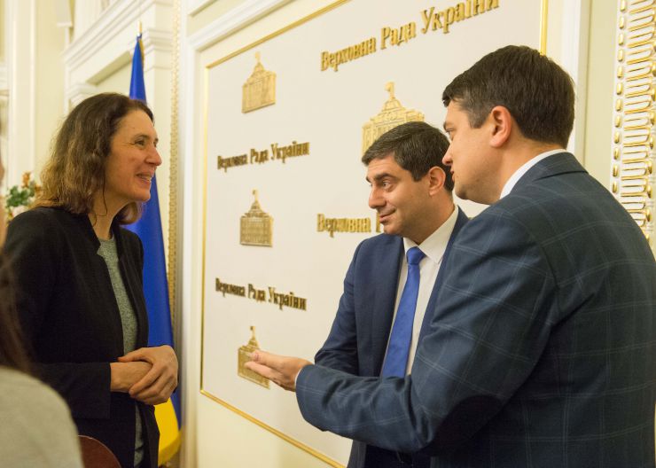 У ВР України за участі Голови ВР України Дмитра Разумкова відбувся Правозахисний форум на тему: «Подолання наслідків конфлікту: порядок денний нового парламенту»
Комітет Верховної Ради України з прав людини, деокупації та реінтеграції тимчасово окупованих територій у Донецькій, Луганській областях та Автономної Республіки Крим, міста Севастополя, національних меншин і міжнаціональних відносин спільно з правозахисними організаціями проводить правозахисний форум на тему: «Подолання наслідків конфлікту: порядок денний нового парламенту». Голова -Комітет Верховної Ради України з прав людини, деокупації та реінтеграції тимчасово окупованих територій у Донецькій, Луганській областях та Автономної Республіки Крим, міста Севастополя, національних меншин і міжнаціональних відносин, Голова ВР України Дмитро Разумков, Голова Моніторингової Місіі ООН з прав людини в України Матільда Богнер
