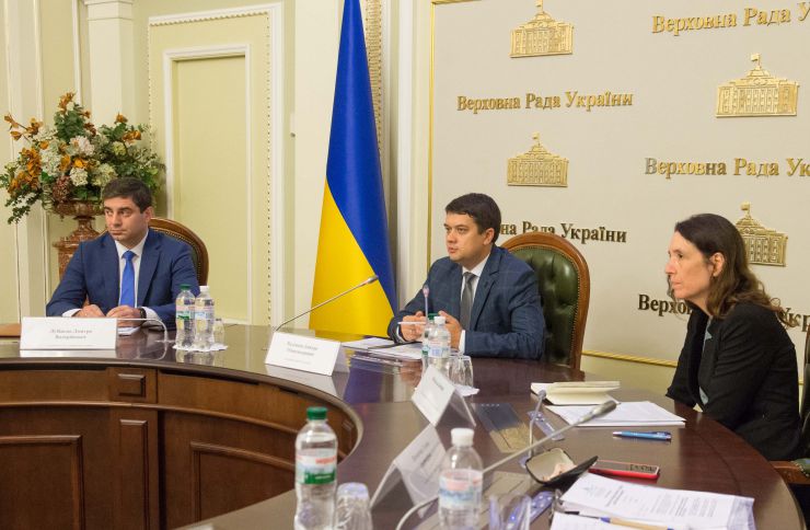 У ВР України за участі Голови ВР України Дмитра Разумкова відбувся Правозахисний форум на тему: «Подолання наслідків конфлікту: порядок денний нового парламенту»
Комітет Верховної Ради України з прав людини, деокупації та реінтеграції тимчасово окупованих територій у Донецькій, Луганській областях та Автономної Республіки Крим, міста Севастополя, національних меншин і міжнаціональних відносин спільно з правозахисними організаціями проводить правозахисний форум на тему: «Подолання наслідків конфлікту: порядок денний нового парламенту». Голова Комітету Верховної Ради України з питань прав людини, деокупації та реінтеграції тимчасово окупованих територій у Донецькій, Луганській областях та Автономної Республіки Крим, міста Севастополя, національних меншин і міжнаціональних відносин Дмитро Лубінець, Голова ВР України Дмитро Разумков, Голова Моніторингової Місіі ООН з прав людини в України Матільда Богнер