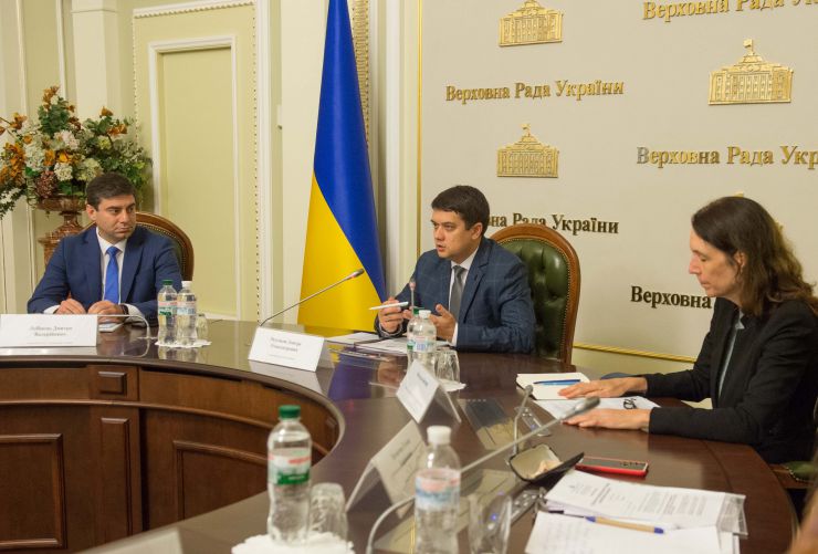 У ВР України за участі Голови ВР України Дмитра Разумкова відбувся Правозахисний форум на тему: «Подолання наслідків конфлікту: порядок денний нового парламенту»
Комітет Верховної Ради України з прав людини, деокупації та реінтеграції тимчасово окупованих територій у Донецькій, Луганській областях та Автономної Республіки Крим, міста Севастополя, національних меншин і міжнаціональних відносин спільно з правозахисними організаціями проводить правозахисний форум на тему: «Подолання наслідків конфлікту: порядок денний нового парламенту». Голова Комітету Верховної Ради України з питань прав людини, деокупації та реінтеграції тимчасово окупованих територій у Донецькій, Луганській областях та Автономної Республіки Крим, міста Севастополя, національних меншин і міжнаціональних відносин Дмитро Лубінець, Голова ВР України Дмитро Разумков, Голова Моніторингової Місіі ООН з прав людини в України Матільда Богнер