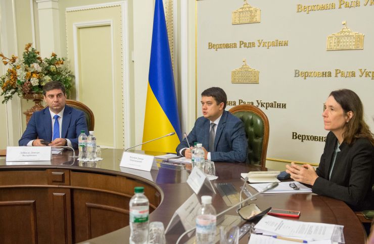 У ВР України за участі Голови ВР України Дмитра Разумкова відбувся Правозахисний форум на тему: «Подолання наслідків конфлікту: порядок денний нового парламенту»
Комітет Верховної Ради України з прав людини, деокупації та реінтеграції тимчасово окупованих територій у Донецькій, Луганській областях та Автономної Республіки Крим, міста Севастополя, національних меншин і міжнаціональних відносин спільно з правозахисними організаціями проводить правозахисний форум на тему: «Подолання наслідків конфлікту: порядок денний нового парламенту». Голова Комітету Верховної Ради України з питань прав людини, деокупації та реінтеграції тимчасово окупованих територій у Донецькій, Луганській областях та Автономної Республіки Крим, міста Севастополя, національних меншин і міжнаціональних відносин Дмитро Лубінець, Голова ВР України Дмитро Разумков, Голова Моніторингової Місіі ООН з прав людини в України Матільда Богнер