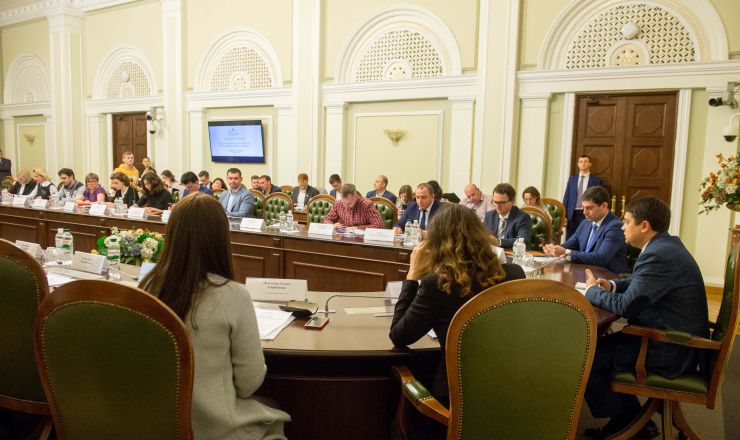 У ВР України за участі Голови ВР України Дмитра Разумкова відбувся Правозахисний форум на тему: «Подолання наслідків конфлікту: порядок денний нового парламенту»
Комітет Верховної Ради України з прав людини, деокупації та реінтеграції тимчасово окупованих територій у Донецькій, Луганській областях та Автономної Республіки Крим, міста Севастополя, національних меншин і міжнаціональних відносин спільно з правозахисними організаціями проводить правозахисний форум на тему: «Подолання наслідків конфлікту: порядок денний нового парламенту».
