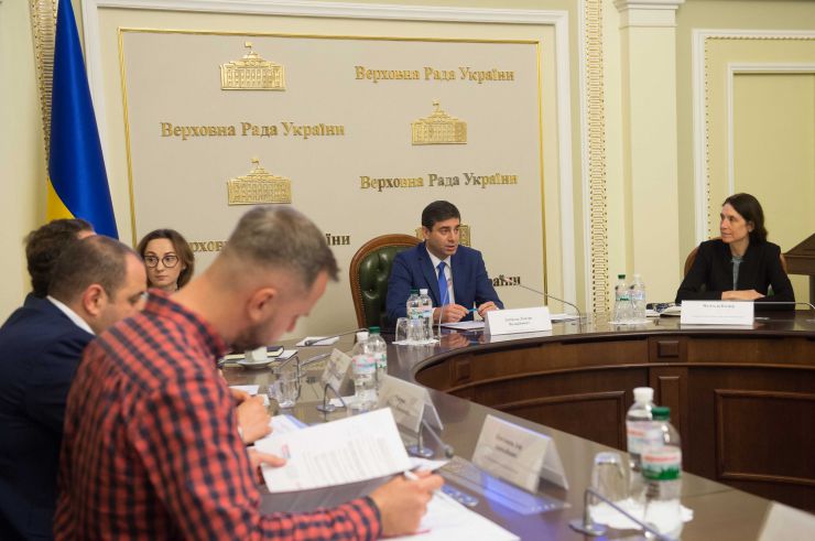 У ВР України за участі Голови ВР України Дмитра Разумкова відбувся Правозахисний форум на тему: «Подолання наслідків конфлікту: порядок денний нового парламенту»
Комітет Верховної Ради України з прав людини, деокупації та реінтеграції тимчасово окупованих територій у Донецькій, Луганській областях та Автономної Республіки Крим, міста Севастополя, національних меншин і міжнаціональних відносин спільно з правозахисними організаціями проводить правозахисний форум на тему: «Подолання наслідків конфлікту: порядок денний нового парламенту».
