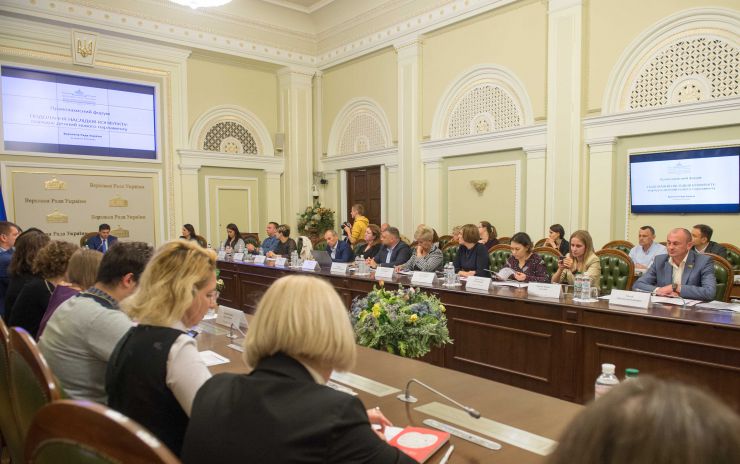 У ВР України за участі Голови ВР України Дмитра Разумкова відбувся Правозахисний форум на тему: «Подолання наслідків конфлікту: порядок денний нового парламенту»
Комітет Верховної Ради України з прав людини, деокупації та реінтеграції тимчасово окупованих територій у Донецькій, Луганській областях та Автономної Республіки Крим, міста Севастополя, національних меншин і міжнаціональних відносин спільно з правозахисними організаціями проводить правозахисний форум на тему: «Подолання наслідків конфлікту: порядок денний нового парламенту».
