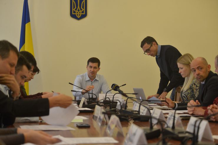 Комітет Верховної Ради України з питань соціальної політики та захисту прав ветеранів провів засідання робочої групи з доопрацювання до другого читання проекту Закону України про внесення змін до Кодексу законів про працю України щодо усунення норм, які порушують права та законні інтереси роботодавців України.  Микола БАБЕНКО секретар Комітету з питань соціальної політики та захисту прав ветеранів, Данило Бондар заступник керівника секретаріату комітету, Юлія Гришина член комітету з питань освіти науки та інновацій