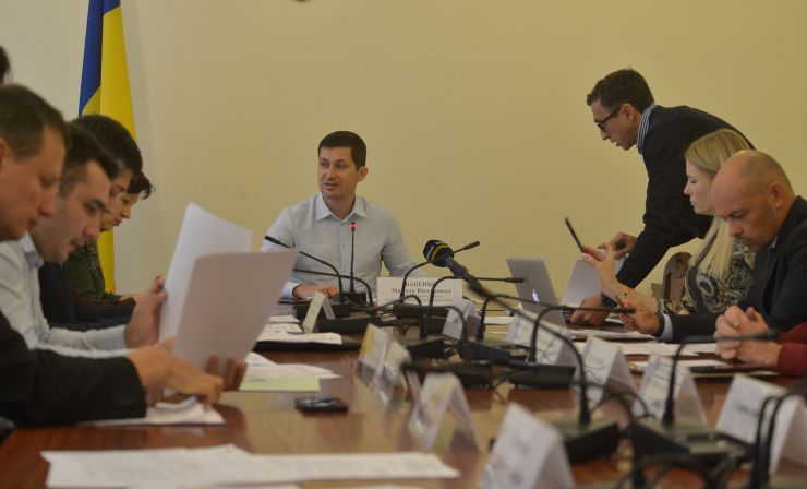 Комітет Верховної Ради України з питань соціальної політики та захисту прав ветеранів провів засідання робочої групи з доопрацювання до другого читання проекту Закону України про внесення змін до Кодексу законів про працю України щодо усунення норм, які порушують права та законні інтереси роботодавців України.  Микола БАБЕНКО секретар Комітету з питань соціальної політики та захисту прав ветеранів, Данило Бондар заступник керівника секретаріату комітету, Юлія Гришина член комітету з питань освіти науки та інновацій