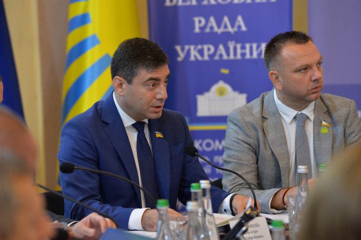 Краматорськ

Розширене засідання Комітету з питань прав людини, деокупації та реінтеграції тимчасово окупованих територій у Донецькій, Луганській областях та Автономній Республіці Крим, міста Севастополя, національних меншин і міжнаціональних відносин - щодо моніторингу дотримання прав громадян України, які проживають в районі проведення операції об'єднаних сил та на тимчасово окупованих територіях у Донецькій, Луганській областях з метою визначення першочергових законодавчих ініціатив у зазначеній сфері. Голова Комітету Дмитро Лубінець
