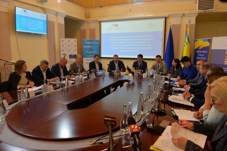 Краматорськ

Розширене засідання Комітету з питань прав людини, деокупації та реінтеграції тимчасово окупованих територій у Донецькій, Луганській областях та Автономній Республіці Крим, міста Севастополя, національних меншин і міжнаціональних відносин - щодо моніторингу дотримання прав громадян України, які проживають в районі проведення операції об'єднаних сил та на тимчасово окупованих територіях у Донецькій, Луганській областях з метою визначення першочергових законодавчих ініціатив у зазначеній сфері. Голова Комітету Дмитро Лубінець
