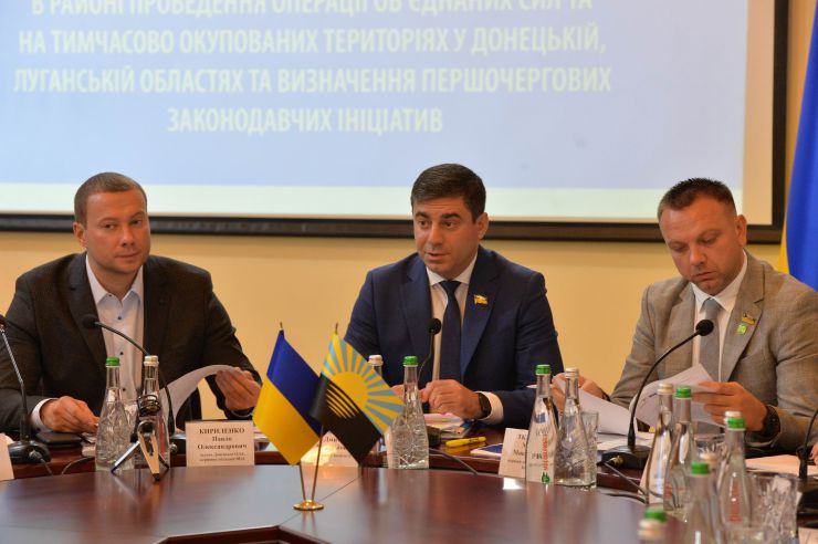 Краматорськ

Розширене засідання Комітету з питань прав людини, деокупації та реінтеграції тимчасово окупованих територій у Донецькій, Луганській областях та Автономній Республіці Крим, міста Севастополя, національних меншин і міжнаціональних відносин - щодо моніторингу дотримання прав громадян України, які проживають в районі проведення операції об'єднаних сил та на тимчасово окупованих територіях у Донецькій, Луганській областях з метою визначення першочергових законодавчих ініціатив у зазначеній сфері. Голова Комітету Дмитро Лубінець
