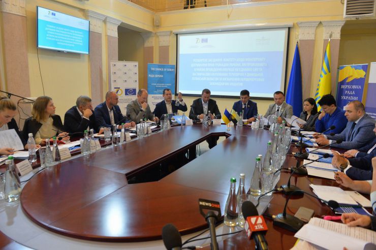 Краматорськ

Розширене засідання Комітету з питань прав людини, деокупації та реінтеграції тимчасово окупованих територій у Донецькій, Луганській областях та Автономній Республіці Крим, міста Севастополя, національних меншин і міжнаціональних відносин - щодо моніторингу дотримання прав громадян України, які проживають в районі проведення операції об'єднаних сил та на тимчасово окупованих територіях у Донецькій, Луганській областях з метою визначення першочергових законодавчих ініціатив у зазначеній сфері. Голова Комітету Дмитро Лубінець
