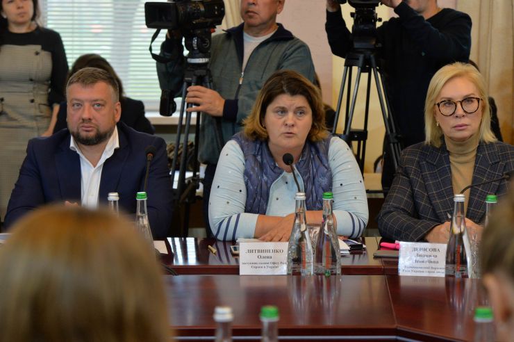 Краматорськ

Розширене засідання Комітету з питань прав людини, деокупації та реінтеграції тимчасово окупованих територій у Донецькій, Луганській областях та Автономній Республіці Крим, міста Севастополя, національних меншин і міжнаціональних відносин - щодо моніторингу дотримання прав громадян України, які проживають в районі проведення операції об'єднаних сил та на тимчасово окупованих територіях у Донецькій, Луганській областях з метою визначення першочергових законодавчих ініціатив у зазначеній сфері. Голова Комітету Дмитро Лубінець
