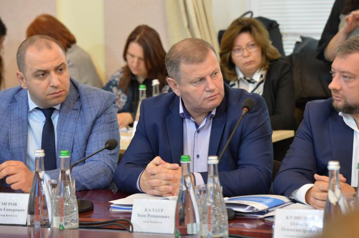 Краматорськ

Розширене засідання Комітету з питань прав людини, деокупації та реінтеграції тимчасово окупованих територій у Донецькій, Луганській областях та Автономній Республіці Крим, міста Севастополя, національних меншин і міжнаціональних відносин - щодо моніторингу дотримання прав громадян України, які проживають в районі проведення операції об'єднаних сил та на тимчасово окупованих територіях у Донецькій, Луганській областях з метою визначення першочергових законодавчих ініціатив у зазначеній сфері. Голова Комітету Дмитро Лубінець
