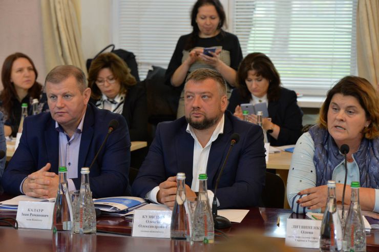 Краматорськ

Розширене засідання Комітету з питань прав людини, деокупації та реінтеграції тимчасово окупованих територій у Донецькій, Луганській областях та Автономній Республіці Крим, міста Севастополя, національних меншин і міжнаціональних відносин - щодо моніторингу дотримання прав громадян України, які проживають в районі проведення операції об'єднаних сил та на тимчасово окупованих територіях у Донецькій, Луганській областях з метою визначення першочергових законодавчих ініціатив у зазначеній сфері. Голова Комітету Дмитро Лубінець
