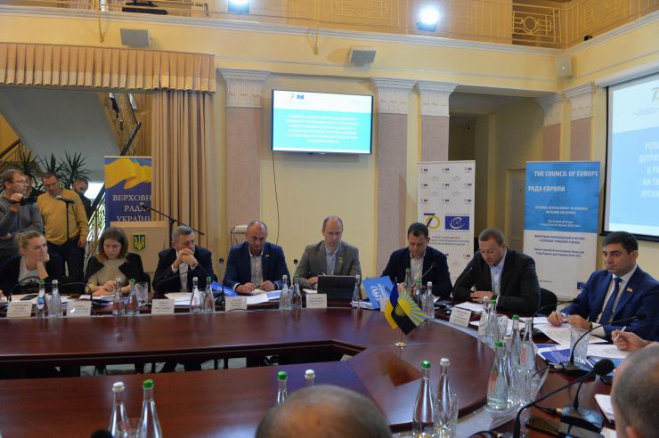 Краматорськ

Розширене засідання Комітету з питань прав людини, деокупації та реінтеграції тимчасово окупованих територій у Донецькій, Луганській областях та Автономній Республіці Крим, міста Севастополя, національних меншин і міжнаціональних відносин - щодо моніторингу дотримання прав громадян України, які проживають в районі проведення операції об'єднаних сил та на тимчасово окупованих територіях у Донецькій, Луганській областях з метою визначення першочергових законодавчих ініціатив у зазначеній сфері. Голова Комітету Дмитро Лубінець
