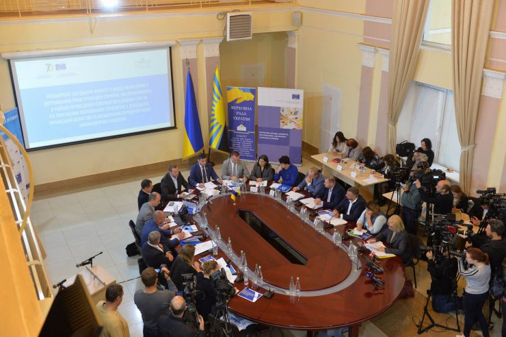 Краматорськ

Розширене засідання Комітету з питань прав людини, деокупації та реінтеграції тимчасово окупованих територій у Донецькій, Луганській областях та Автономній Республіці Крим, міста Севастополя, національних меншин і міжнаціональних відносин - щодо моніторингу дотримання прав громадян України, які проживають в районі проведення операції об'єднаних сил та на тимчасово окупованих територіях у Донецькій, Луганській областях з метою визначення першочергових законодавчих ініціатив у зазначеній сфері. Голова Комітету Дмитро Лубінець
