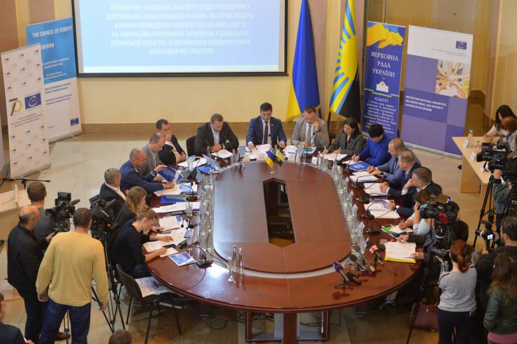 Краматорськ

Розширене засідання Комітету з питань прав людини, деокупації та реінтеграції тимчасово окупованих територій у Донецькій, Луганській областях та Автономній Республіці Крим, міста Севастополя, національних меншин і міжнаціональних відносин - щодо моніторингу дотримання прав громадян України, які проживають в районі проведення операції об'єднаних сил та на тимчасово окупованих територіях у Донецькій, Луганській областях з метою визначення першочергових законодавчих ініціатив у зазначеній сфері. Голова Комітету Дмитро Лубінець
