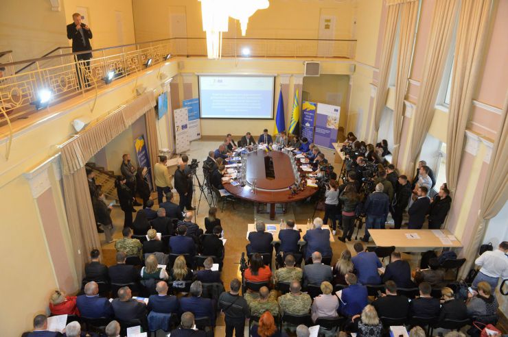 Краматорськ

Розширене засідання Комітету з питань прав людини, деокупації та реінтеграції тимчасово окупованих територій у Донецькій, Луганській областях та Автономній Республіці Крим, міста Севастополя, національних меншин і міжнаціональних відносин - щодо моніторингу дотримання прав громадян України, які проживають в районі проведення операції об'єднаних сил та на тимчасово окупованих територіях у Донецькій, Луганській областях з метою визначення першочергових законодавчих ініціатив у зазначеній сфері. Голова Комітету Дмитро Лубінець
