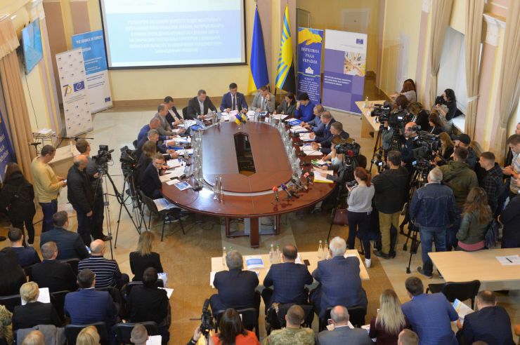 Краматорськ

Розширене засідання Комітету з питань прав людини, деокупації та реінтеграції тимчасово окупованих територій у Донецькій, Луганській областях та Автономній Республіці Крим, міста Севастополя, національних меншин і міжнаціональних відносин - щодо моніторингу дотримання прав громадян України, які проживають в районі проведення операції об'єднаних сил та на тимчасово окупованих територіях у Донецькій, Луганській областях з метою визначення першочергових законодавчих ініціатив у зазначеній сфері. Голова Комітету Дмитро Лубінець
