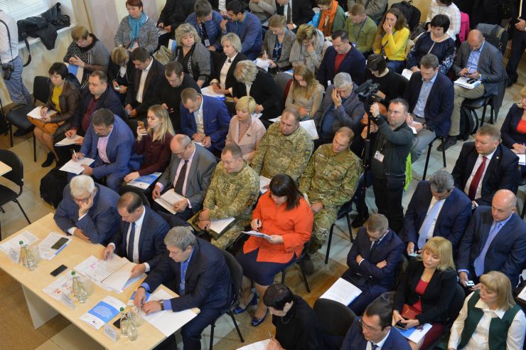 Краматорськ

Розширене засідання Комітету з питань прав людини, деокупації та реінтеграції тимчасово окупованих територій у Донецькій, Луганській областях та Автономній Республіці Крим, міста Севастополя, національних меншин і міжнаціональних відносин - щодо моніторингу дотримання прав громадян України, які проживають в районі проведення операції об'єднаних сил та на тимчасово окупованих територіях у Донецькій, Луганській областях з метою визначення першочергових законодавчих ініціатив у зазначеній сфері. Голова Комітету Дмитро Лубінець
