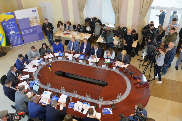 Краматорськ

Розширене засідання Комітету з питань прав людини, деокупації та реінтеграції тимчасово окупованих територій у Донецькій, Луганській областях та Автономній Республіці Крим, міста Севастополя, національних меншин і міжнаціональних відносин - щодо моніторингу дотримання прав громадян України, які проживають в районі проведення операції об'єднаних сил та на тимчасово окупованих територіях у Донецькій, Луганській областях з метою визначення першочергових законодавчих ініціатив у зазначеній сфері. Голова Комітету Дмитро Лубінець
