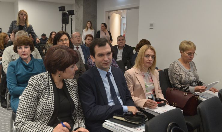 Комітет Верховної Ради України з питань соціальної політики та захисту прав ветеранів у співпраці з Міжнародною організацією праці та Міністерством соціальної політики України провів тристоронню зустріч щодо майбутньої пенсійної системи в Україні.
Мета заходу - ознайомлення з належною практикою та набутим досвідом щодо пенсійного забезпечення в сусідніх європейських країнах та інших регіонах, а також надання майданчика для політичного форуму з обговорення ключових питань подальшої політики в сфері пенсійного забезпечення в Україні.
