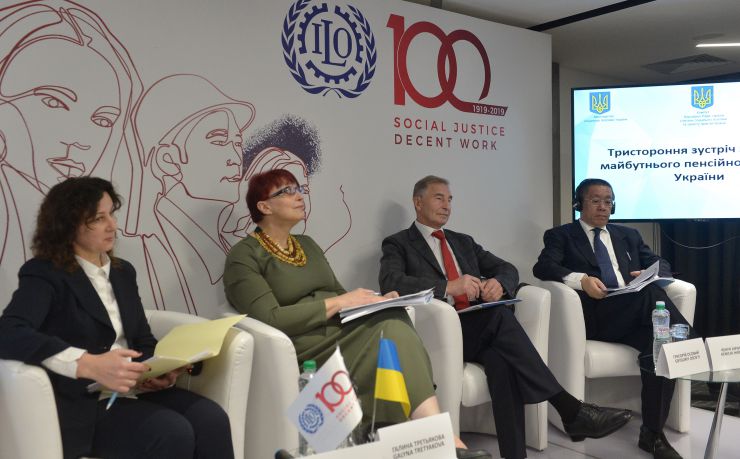Комітет Верховної Ради України з питань соціальної політики та захисту прав ветеранів у співпраці з Міжнародною організацією праці та Міністерством соціальної політики України провів тристоронню зустріч щодо майбутньої пенсійної системи в Україні.
Мета заходу - ознайомлення з належною практикою та набутим досвідом щодо пенсійного забезпечення в сусідніх європейських країнах та інших регіонах, а також надання майданчика для політичного форуму з обговорення ключових питань подальшої політики в сфері пенсійного забезпечення в Україні. Наталія Ненюченко, Заступник Міністр соціальної політики України, Галина Третьякова, Голова Комітету ВР України з питань соціальної політики та захисту прав ветеранів, Григорій Осовий, Заступник Голови СПО роботодавців на національному рівні, Кенічі Хіросе старший спеціаліст з питань соціального захисту, Бюро МОП для країн ЦСЄ (Будапешт)
