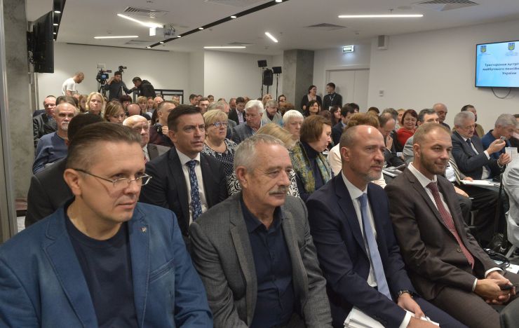 Комітет Верховної Ради України з питань соціальної політики та захисту прав ветеранів у співпраці з Міжнародною організацією праці та Міністерством соціальної політики України провів тристоронню зустріч щодо майбутньої пенсійної системи в Україні.
Мета заходу - ознайомлення з належною практикою та набутим досвідом щодо пенсійного забезпечення в сусідніх європейських країнах та інших регіонах, а також надання майданчика для політичного форуму з обговорення ключових питань подальшої політики в сфері пенсійного забезпечення в Україні.
