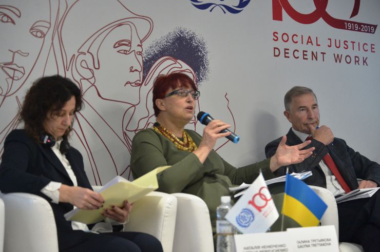 Комітет Верховної Ради України з питань соціальної політики та захисту прав ветеранів у співпраці з Міжнародною організацією праці та Міністерством соціальної політики України провів тристоронню зустріч щодо майбутньої пенсійної системи в Україні.
Мета заходу - ознайомлення з належною практикою та набутим досвідом щодо пенсійного забезпечення в сусідніх європейських країнах та інших регіонах, а також надання майданчика для політичного форуму з обговорення ключових питань подальшої політики в сфері пенсійного забезпечення в Україні. Наталія Ненюченко, Заступник Міністр соціальної політики України, Галина Третьякова, Голова Комітету ВР України з питань соціальної політики та захисту прав ветеранів, Григорій Осовий Заступник Голови СПО роботодавців на національному рівні
