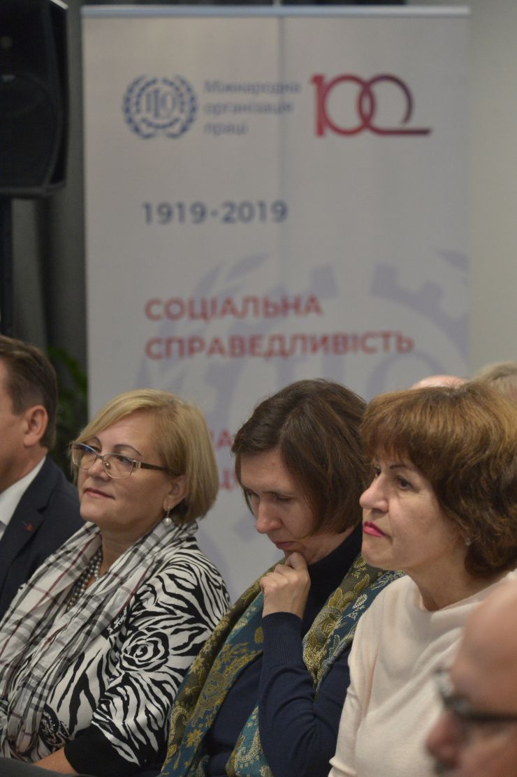 Комітет Верховної Ради України з питань соціальної політики та захисту прав ветеранів у співпраці з Міжнародною організацією праці та Міністерством соціальної політики України провів тристоронню зустріч щодо майбутньої пенсійної системи в Україні.
Мета заходу - ознайомлення з належною практикою та набутим досвідом щодо пенсійного забезпечення в сусідніх європейських країнах та інших регіонах, а також надання майданчика для політичного форуму з обговорення ключових питань подальшої політики в сфері пенсійного забезпечення в Україні.
