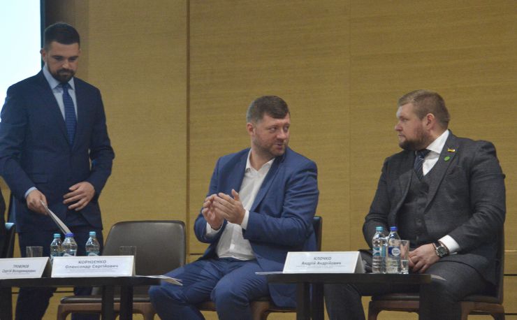 Презентація змін до Конституції України та пріоритетів Уряду щодо реформування місцевого самоврядування і територіальної організації влади в Україні. Комітет Верховної Ради України з питань організації державної влади, місцевого самоврядування, регіонального розвитку та містобудування спільно з Міністерством розвитку громад та територій України і за участі асоціацій органів місцевого самоврядування проводить Публічну презентацію змін до Конституції України та пріоритетів Уряду щодо реформування місцевого самоврядування та територіальної організації влади в Україні. Перший заступник Керівника Офісу Президента України Сергій Трофімов Перший заступник Голови депутатської фракції політичної партії «СЛУГА НАРОДУ» Олександр Корнієнко Голова Комітету Верховної Ради України з питань організації державноії влади, місцевого самоврядування, регіонального розвитку та містобудування Андрій Клочко

