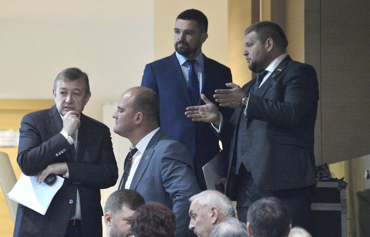 Презентація змін до Конституції України та пріоритетів Уряду щодо реформування місцевого самоврядування і територіальної організації влади в Україні. Комітет Верховної Ради України з питань організації державної влади, місцевого самоврядування, регіонального розвитку та містобудування спільно з Міністерством розвитку громад та територій України і за участі асоціацій органів місцевого самоврядування проводить Публічну презентацію змін до Конституції України та пріоритетів Уряду щодо реформування місцевого самоврядування та територіальної організації влади в Україні. Сергій Чернов голова харківської обласної ради Володимир Шматько
Чортківський міський голова Тернопольської області  Перший заступник Керівника Офісу Президента України Сергій Трофімов Голова Комітету Верховної Ради України з питань організації державної влади, місцевого самоврядування, регіонального розвитку та містобудування Андрій Клочко

