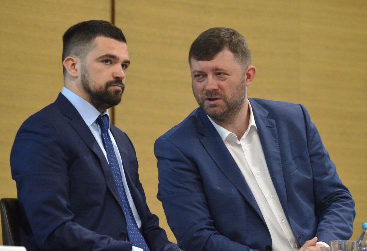Презентація змін до Конституції України та пріоритетів Уряду щодо реформування місцевого самоврядування і територіальної організації влади в Україні. Комітет Верховної Ради України з питань організації державної влади, місцевого самоврядування, регіонального розвитку та містобудування спільно з Міністерством розвитку громад та територій України і за участі асоціацій органів місцевого самоврядування проводить Публічну презентацію змін до Конституції України та пріоритетів Уряду щодо реформування місцевого самоврядування та територіальної організації влади в Україні. Перший заступник Керівника Офісу Президента України Сергій Трофімов Перший заступник Голови депутатської фракції політичної партії «СЛУГА НАРОДУ» Олександр Корнієнко
