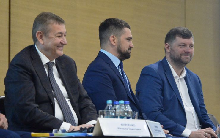 Презентація змін до Конституції України та пріоритетів Уряду щодо реформування місцевого самоврядування і територіальної організації влади в Україні. Комітет Верховної Ради України з питань організації державної влади, місцевого самоврядування, регіонального розвитку та містобудування спільно з Міністерством розвитку громад та територій України і за участі асоціацій органів місцевого самоврядування проводить Публічну презентацію змін до Конституції України та пріоритетів Уряду щодо реформування місцевого самоврядування та територіальної організації влади в Україні. Сергій Чернов голова Харківської обласної ради Перший заступник Керівника Офісу Президента Украіїни Сергій Трофімов Перший заступник Голови депутатської фракції політичної партії «СЛУГА НАРОДУ» Олександр Корнієнко 
