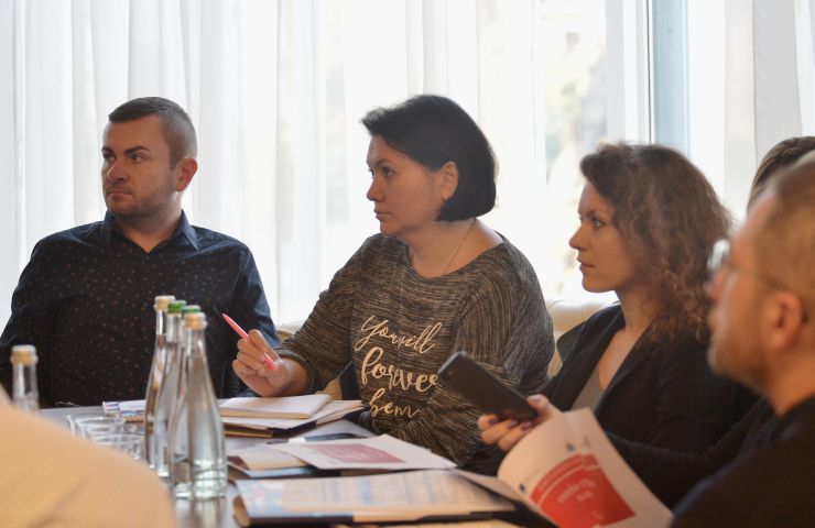 Стратегічна сесія з планування парламентських комунікацій. Директор телеканалу «Рада» Володимир Лех журналіст газети «Голос України» Олена Горбунова головний консультант прес- служби ВРУ Наталія Костилева