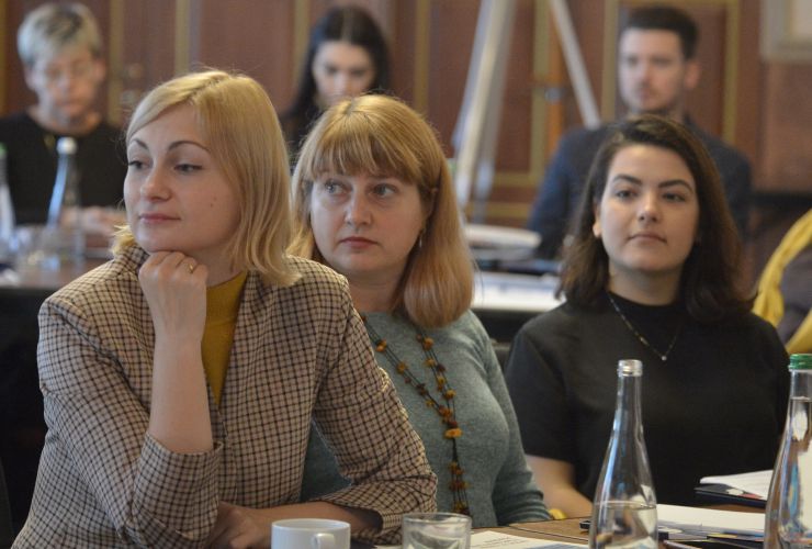 Стратегічна сесія з планування парламентських комунікацій. Народний депутат Євгенія Кравчук спецкор «Голос України Оксана Калугіна 
