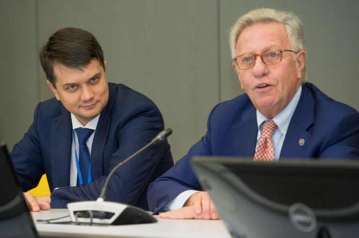 Робочий візит української делегаціі на чолі з Головою Верховної Ради України Дмитром Разумковим до Французької Республіки для участі в Європейській конференції голів парламентів держав-членів  Ради Європи.
Зустріч Голови Верховної Ради України Дмитра Разумкова з Президентом Венеціанської комісії Джанні Букіккіо
