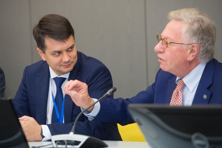 Робочий візит української делегаціі на чолі з Головою Верховної Ради України Дмитром Разумковим до Французької Республіки для участі в Європейській конференції голів парламентів держав-членів  Ради Європи.
Зустріч Голови Верховної Ради України Дмитра Разумкова з Президентом Венеціанської комісії Джанні Букіккіо

