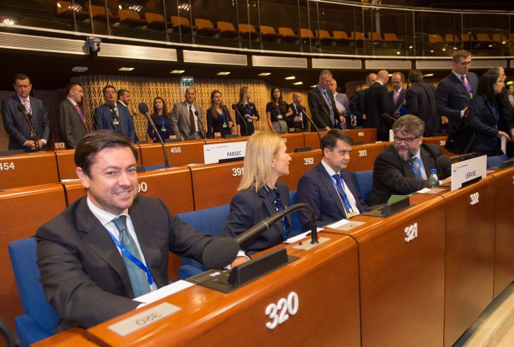 Робочий візит української делегаціі на чолі з Головою Верховної Ради України Дмитром Разумковим до Французької Республіки для участі в Європейській конференції голів парламентів держав-членів  Ради Європи.

Участь Голови Верховної Ради України Дмитра Разумкова у відкритті Європейської конференції голів парламентів держав-членів Ради Європи (Зала засідань Асамблеї). Керівник Апарату Верховної Ради В'ячеслав Штучний, Олена Кондратюк, Дмитро Разумков, Богдан Яременко
