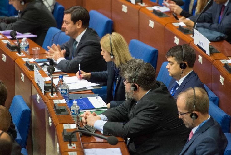 Робочий візит української делегаціі на чолі з Головою Верховної Ради України Дмитром Разумковим до Французької Республіки для участі в Європейській конференції голів парламентів держав-членів  Ради Європи.

Участь Голови Верховної Ради України Дмитра Разумкова у відкритті Європейської конференції голів парламентів держав-членів Ради Європи (Зала засідань Асамблеї). Керівник Апарату Верховної Ради В'ячеслав Штучний, Олена Кондратюк, Дмитро Разумков, Богдан Яременко

