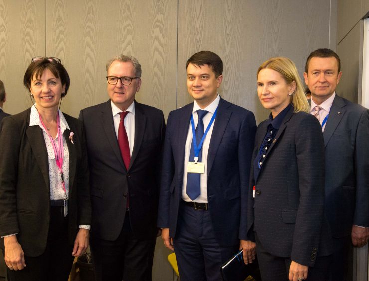 Робочий візит української делегаціі на чолі з Головою Верховної Ради України Дмитром Разумковим до Французької Республіки для участі в Європейській конференції голів парламентів держав-членів  Ради Європи.

Зустріч Голови Верховної Ради України Дмитра Разумкова з Головою Національної Асамблеї Французької Республіки Рішаром Ферраном 

З української сторони також беруть участь: О.Кондратюк, Б.Яременко, С.Штучний, Ю.Лубкович, Б.Колісниченко, О.Туній, В.Константинова

Послідовний переклад забезпечує О.Фурман
