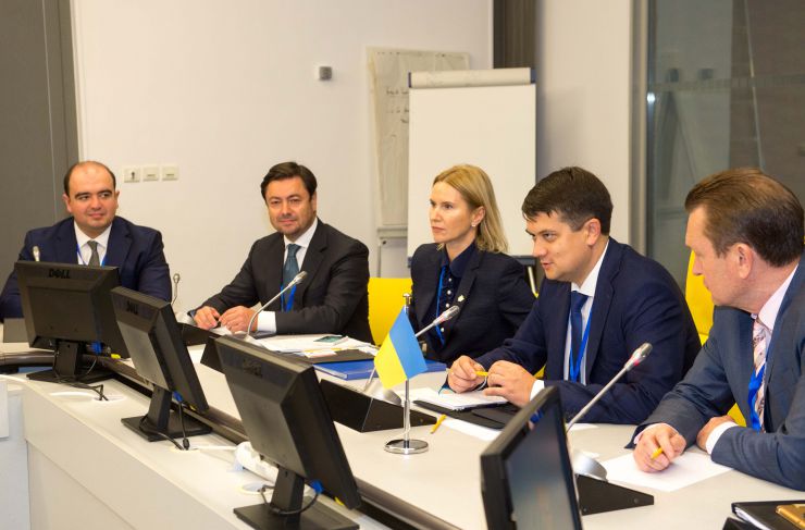 Робочий візит української делегаціі на чолі з Головою Верховної Ради України Дмитром Разумковим до Французької Республіки для участі в Європейській конференції голів парламентів держав-членів  Ради Європи.

Зустріч Голови Верховної Ради України Дмитра Разумкова з Головою Національної Асамблеї Французької Республіки Рішаром Ферраном 

З української сторони також беруть участь: О.Кондратюк, Б.Яременко, С.Штучний, Ю.Лубкович, Б.Колісниченко, О.Туній, В.Константинова

Послідовний переклад забезпечує О.Фурман
