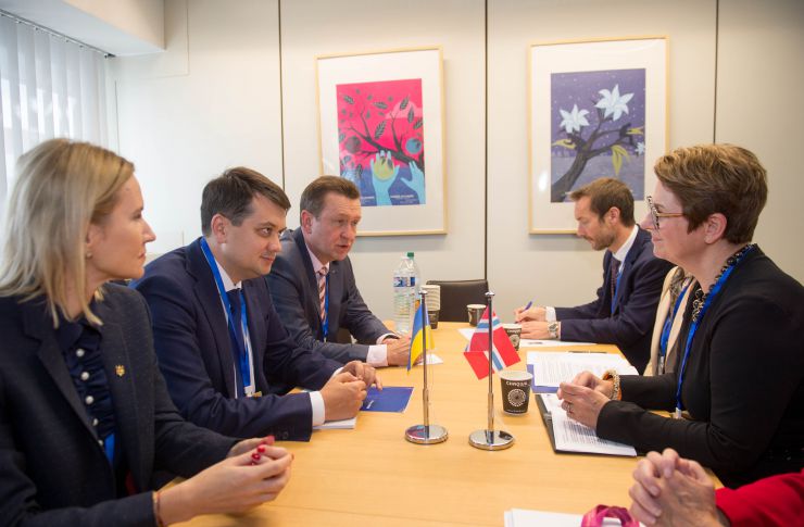 Робочий візит української делегаціі на чолі з Головою Верховної Ради України Дмитром Разумковим до Французької Республіки для участі в Європейській конференції голів парламентів держав-членів  Ради Європи.

Зустріч Голови Верховної Ради України Дмитра Разумкова з Головою Парламенту Норвегії з пані Тоне Вілхелмсен Трьоен 
