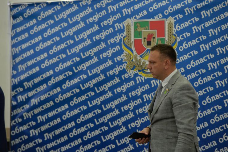 Розпочалося виїзне засідання Комітету з питань прав людини, деокупації та реінтеграції тимчасово окупованих територій у Донецькій, Луганській областях та Автономній Республіці Крим, міста Севастополя, національних меншин і міжнаціональних відносин в м. Сєвєродонецьк.

Голова Комітету Дмитро Лубінець відкрив засідання та звернувся з вітальним словом до учасників заходу. 
Дмитро Лубінець подякував керівництву Луганської обласної державної адміністрації Віталію Комарницькому за сприяння в організації і проведенні засідання, а також співорганізаторам засідання - Офісу Ради Європи в Україні. 
«Ми на власні очі побачили і почули про ті речі, які найбільш турбують як мешканців регіону, так і органи місцевої влади. Без сумніву це допоможе нам визначити першочергові кроки своєї законодавчої діяльності», - зазначив Голова Комітету.

На засіданні присутні члени Комітету:
Лубінець Дмитро Валерійович,
Ткаченко Максим Миколайович,
Горбенко Руслан Олександрович,
Яковлєва Неллі Іллівна,
Умеров Рустем Енверович,
Тарасенко Тарас Петрович,
Касай Костянтин Іванович,
Кузнєцов Олексій Олександрович,
Чийгоз Ахтем Зейтуллайович,
Калаур Іван Романович.
