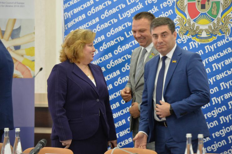 Розпочалося виїзне засідання Комітету з питань прав людини, деокупації та реінтеграції тимчасово окупованих територій у Донецькій, Луганській областях та Автономній Республіці Крим, міста Севастополя, національних меншин і міжнаціональних відносин в м. Сєвєродонецьк.

Голова Комітету Дмитро Лубінець відкрив засідання та звернувся з вітальним словом до учасників заходу. 
Дмитро Лубінець подякував керівництву Луганської обласної державної адміністрації Віталію Комарницькому за сприяння в організації і проведенні засідання, а також співорганізаторам засідання - Офісу Ради Європи в Україні. 
«Ми на власні очі побачили і почули про ті речі, які найбільш турбують як мешканців регіону, так і органи місцевої влади. Без сумніву це допоможе нам визначити першочергові кроки своєї законодавчої діяльності», - зазначив Голова Комітету.

На засіданні присутні члени Комітету:
Лубінець Дмитро Валерійович,
Ткаченко Максим Миколайович,
Горбенко Руслан Олександрович,
Яковлєва Неллі Іллівна,
Умеров Рустем Енверович,
Тарасенко Тарас Петрович,
Касай Костянтин Іванович,
Кузнєцов Олексій Олександрович,
Чийгоз Ахтем Зейтуллайович,
Калаур Іван Романович.
