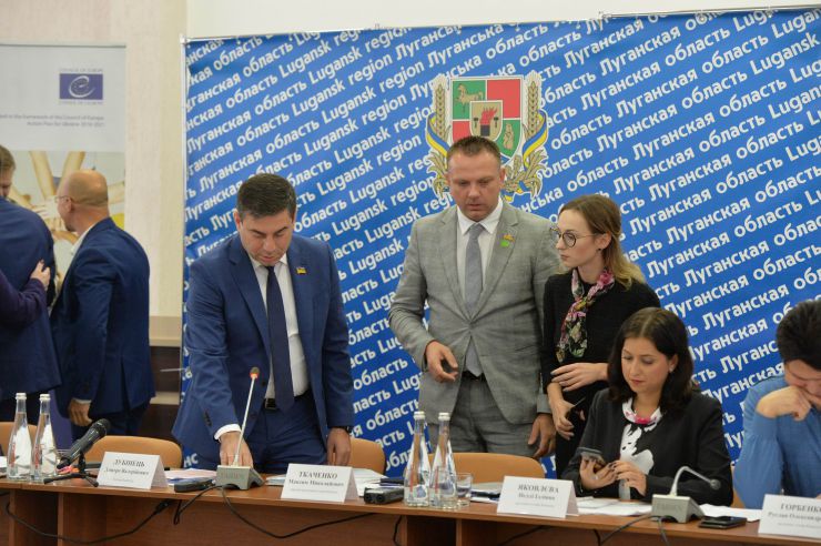 Розпочалося виїзне засідання Комітету з питань прав людини, деокупації та реінтеграції тимчасово окупованих територій у Донецькій, Луганській областях та Автономній Республіці Крим, міста Севастополя, національних меншин і міжнаціональних відносин в м. Сєвєродонецьк.

Голова Комітету Дмитро Лубінець відкрив засідання та звернувся з вітальним словом до учасників заходу. 
Дмитро Лубінець подякував керівництву Луганської обласної державної адміністрації Віталію Комарницькому за сприяння в організації і проведенні засідання, а також співорганізаторам засідання - Офісу Ради Європи в Україні. 
«Ми на власні очі побачили і почули про ті речі, які найбільш турбують як мешканців регіону, так і органи місцевої влади. Без сумніву це допоможе нам визначити першочергові кроки своєї законодавчої діяльності», - зазначив Голова Комітету.

На засіданні присутні члени Комітету:
Лубінець Дмитро Валерійович,
Ткаченко Максим Миколайович,
Горбенко Руслан Олександрович,
Яковлєва Неллі Іллівна,
Умеров Рустем Енверович,
Тарасенко Тарас Петрович,
Касай Костянтин Іванович,
Кузнєцов Олексій Олександрович,
Чийгоз Ахтем Зейтуллайович,
Калаур Іван Романович.
