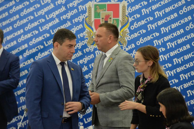 Розпочалося виїзне засідання Комітету з питань прав людини, деокупації та реінтеграції тимчасово окупованих територій у Донецькій, Луганській областях та Автономній Республіці Крим, міста Севастополя, національних меншин і міжнаціональних відносин в м. Сєвєродонецьк.

Голова Комітету Дмитро Лубінець відкрив засідання та звернувся з вітальним словом до учасників заходу. 
Дмитро Лубінець подякував керівництву Луганської обласної державної адміністрації Віталію Комарницькому за сприяння в організації і проведенні засідання, а також співорганізаторам засідання - Офісу Ради Європи в Україні. 
«Ми на власні очі побачили і почули про ті речі, які найбільш турбують як мешканців регіону, так і органи місцевої влади. Без сумніву це допоможе нам визначити першочергові кроки своєї законодавчої діяльності», - зазначив Голова Комітету.

На засіданні присутні члени Комітету:
Лубінець Дмитро Валерійович,
Ткаченко Максим Миколайович,
Горбенко Руслан Олександрович,
Яковлєва Неллі Іллівна,
Умеров Рустем Енверович,
Тарасенко Тарас Петрович,
Касай Костянтин Іванович,
Кузнєцов Олексій Олександрович,
Чийгоз Ахтем Зейтуллайович,
Калаур Іван Романович.
